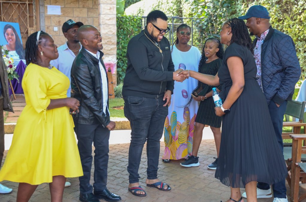 Kanze Dena interacts with Betty Bayo’s widower, Hiram Gitau, and other family members during a visit to convey former President Uhuru Kenyatta’s condolences. PHOTO/@4thPresidentKE/X