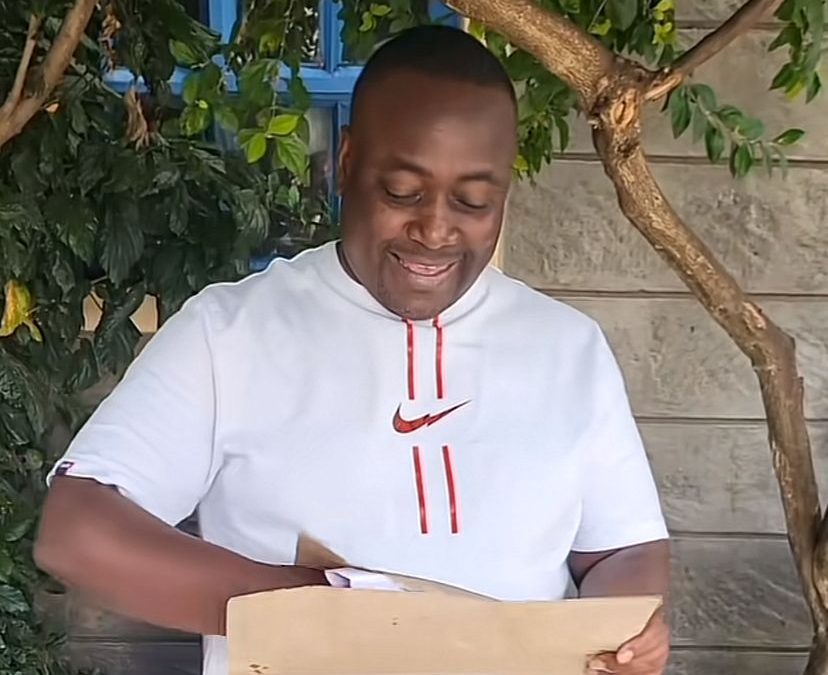 Pastor Kanyari reacts after his employees gifted him cash. PHOTO/@kanyaribackup/TikTok