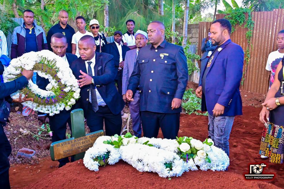 Pastor Kanyari and other family members lay a wreath at Betty Bayo's grave. PHOTO/https://www.facebook.com/KaranguMurayaMc
