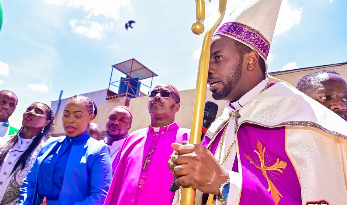 Bishop Mwangi Zakayo sings while standing next to Evangelist Mary Lincon. PHOTO/https://www.facebook.com/marylinconk