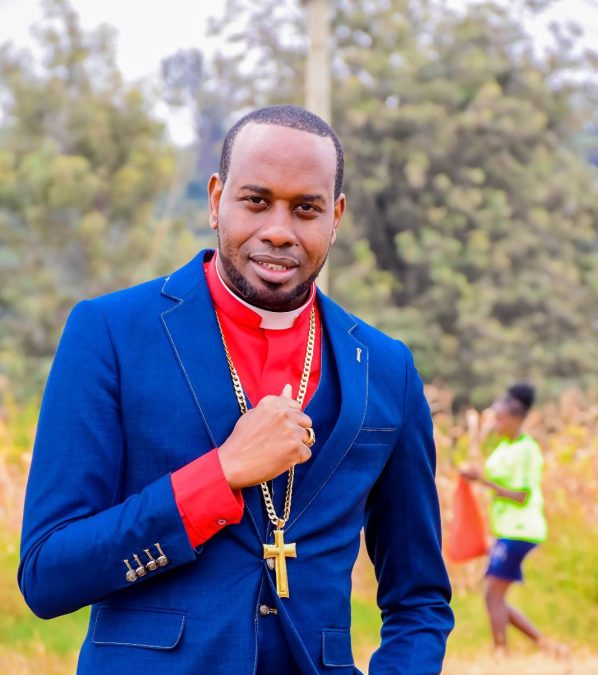Bishop Mwangi Zakayo poses for a photo with his signature golden ring on display. PHOTO/https://www.facebook.com/mwangizakayomc