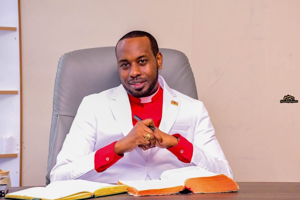Bishop Mwangi Zakayo poses for a photo with his signature golden ring on display. PHOTO/https://www.facebook.com/mwangizakayomc