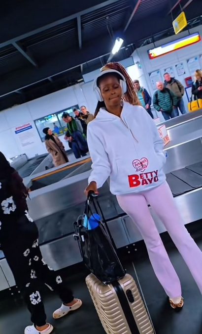 Shiru Stuart poses at a UK airport in a hoodie written Betty Bayo. PHOTO/Screengrab by K24 Digital of TikTok video by @shirustuart