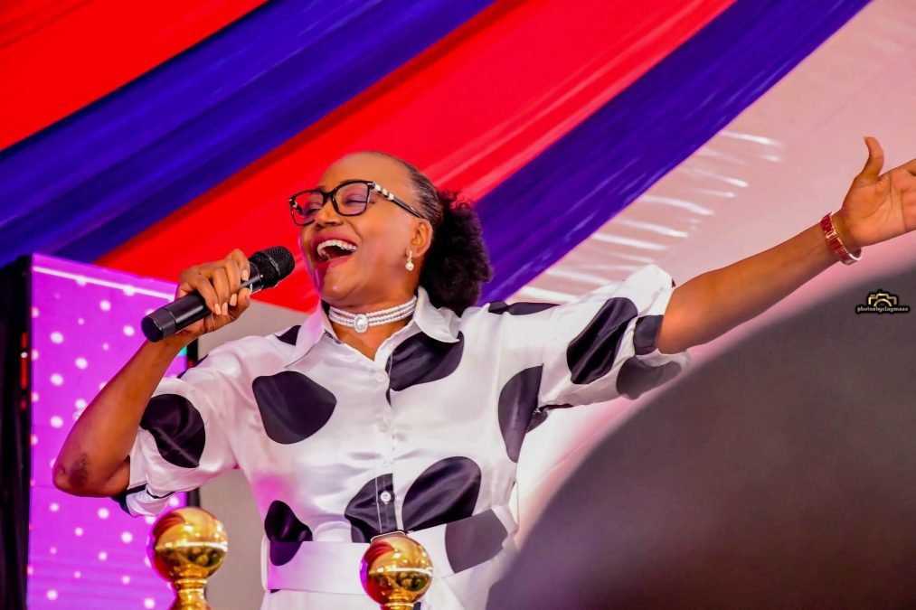 Evangelist Lucy Wa Ngunjiri performing during Betty Bayo's burial. PHOTO/https://www.facebook.com/profile.php?id=100043923709395