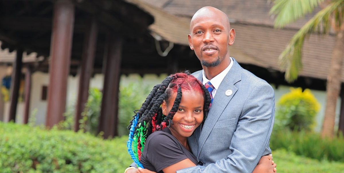 Mosira hugs Truphena Muthoni. PHOTO/https://www.facebook.com/kiongozi.mosiriake