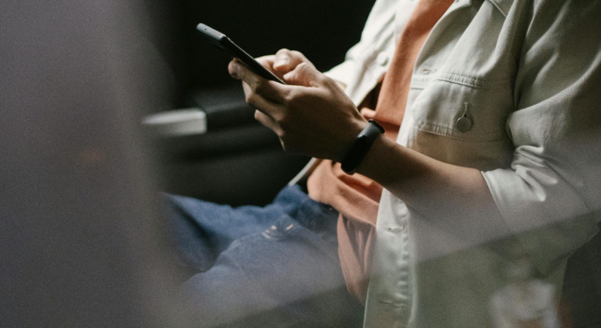 Someone on the phone. Image used for illustration purposes in this article. PHOTO/Pexels