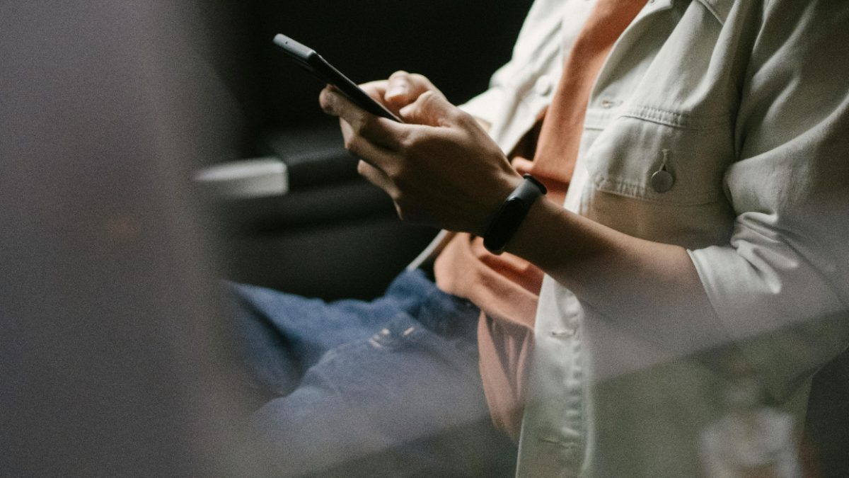 Someone on the phone. Image used for illustration purposes in this article. PHOTO/Pexels