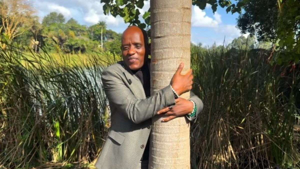 Record unbroken! Dennis Itumbi attempts tree-hugging record, manages 72 seconds