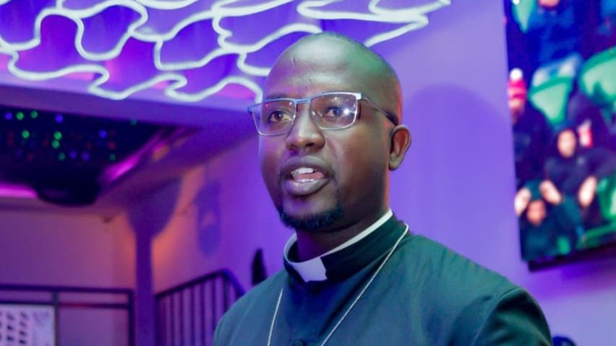 Padre Michael Watenga preaching at a nightclub. PHOTO/https://www.facebook.com/michael.kenson.7
