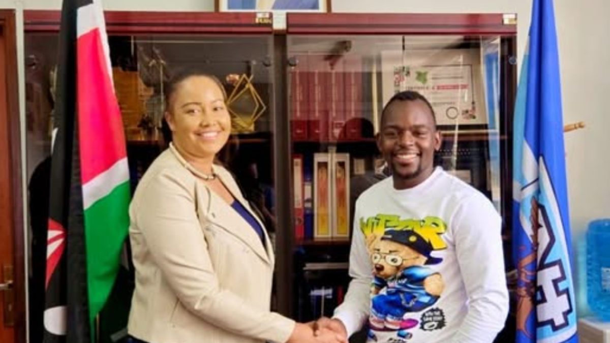 Wanja Nyarari shakes hands with Cukura ya Nairobi. PHOTO/https://web.facebook.com/profile.php?id=100077172565273