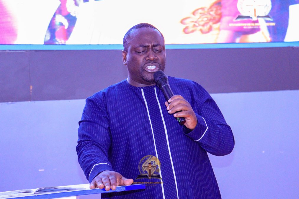 Pastor Kanyari in a deep prayer and worship during a past event. PHOTO/https://www.facebook.com/prophetkanyari