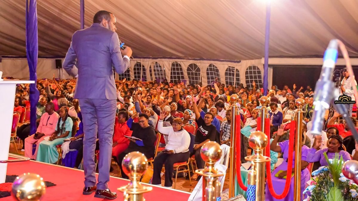 Bishop Mwangi Zakayo speaks to Kenyans who had gathered for kesha at Bishop Michael Wanderi's church in honour of Betty Bayo. PHOTO/https://www.facebook.com/marylinconk