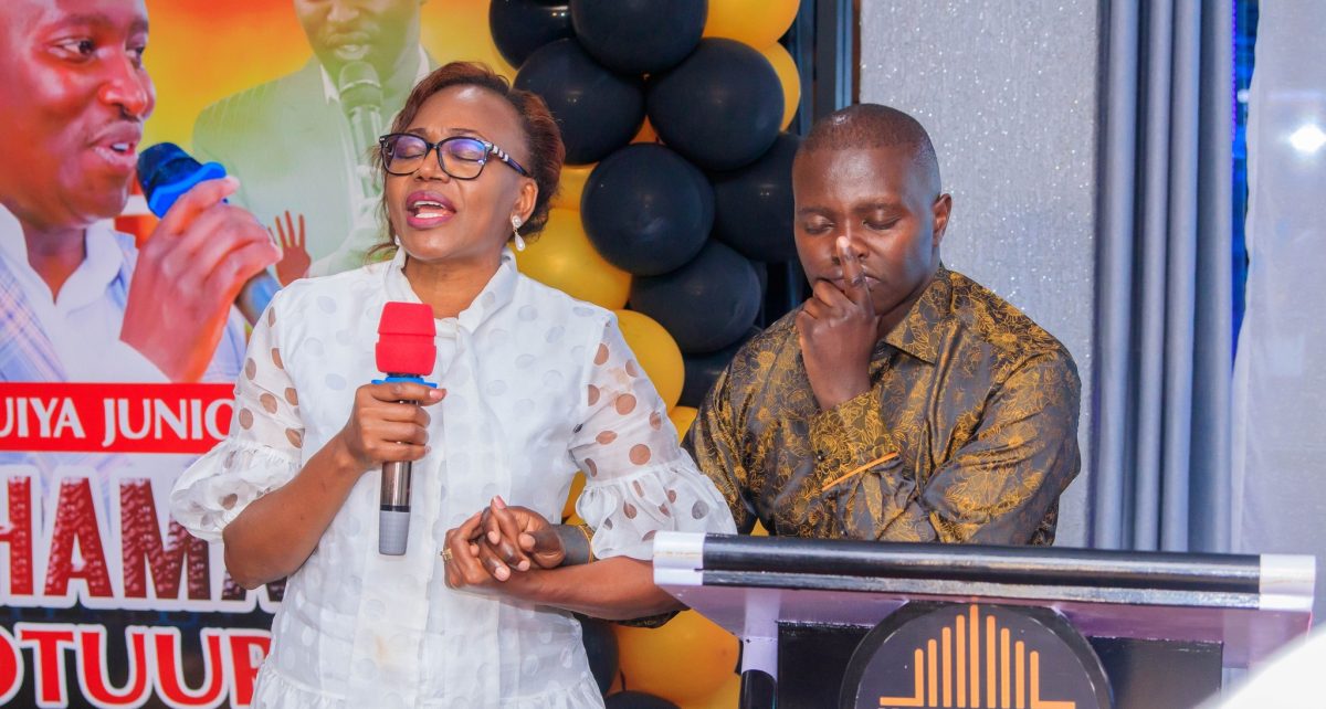 Evangelist Wa Ngujiri prays for Ngaruiya Junior during his event. PHOTO/https://www.facebook.com/NgaruiyaJuniorKingOfKigooco