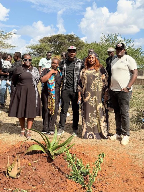 Mourners posing at Wanjau's grave. PHOTO/https://www.facebook.com/antonymmbatia