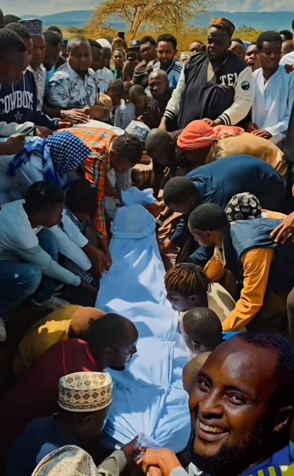 Bilal Wanjau's body wrapped in white clothes is lowered inside a grave. PHOTO/Screengrab by K24 Digital of TikTok video by @Alfanny
