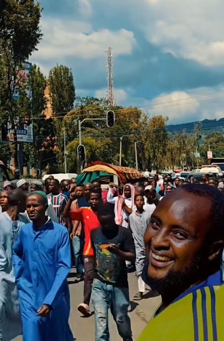 Mourners carry Bilal's body along a road in Machakos town. PHOTO/Screengrab by K24 Digital of TikTok video by @Alfanny