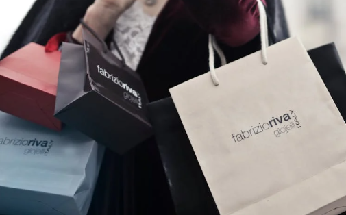 Woman holding shopping bags. Image used for illustration purposes. PHOTO/Pexels
