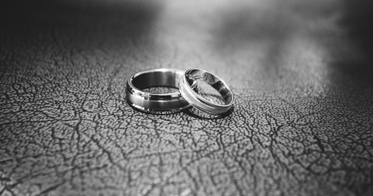 An image of two rings. PHOTO/Pexels