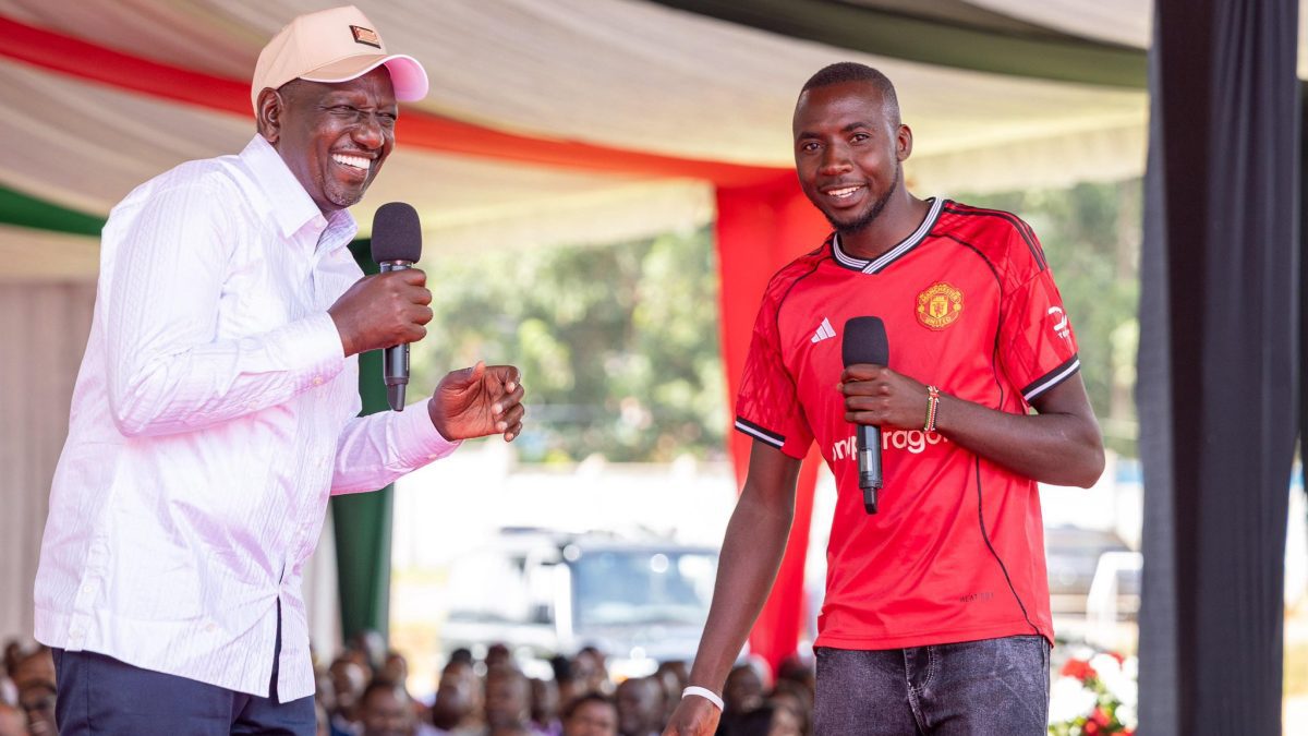Ruto banters with Manchester United fan in Kisii