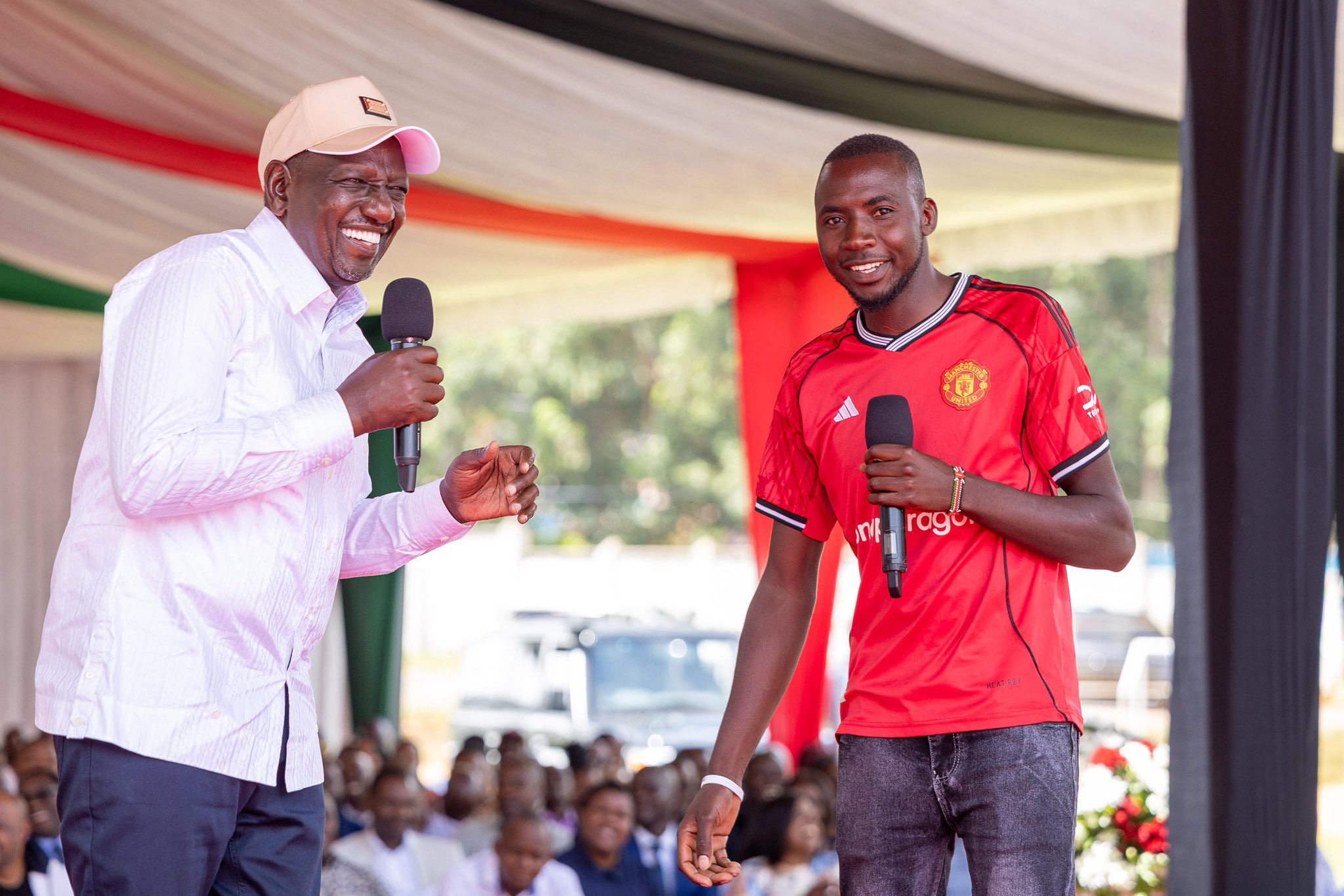 Ruto banters with Manchester United fan in Kisii