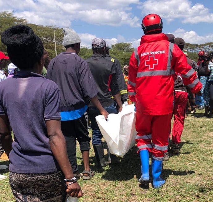 A team of red cross carrying a body. PHOTO/https://www.facebook.com/RedCrossKE