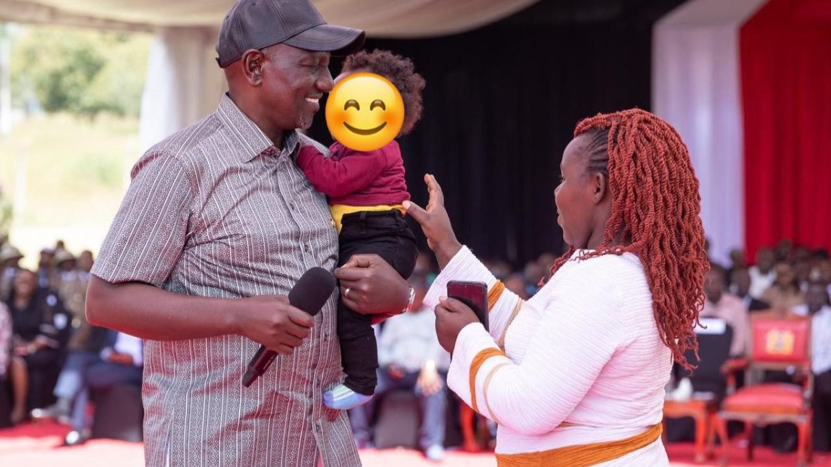 ‘Nitahama naye!’ Elated Ruto laughs as baby refuses to leave his arms