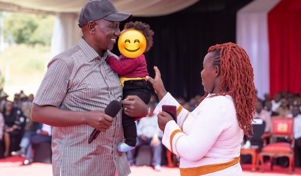 ‘Nitahama naye!’ Elated Ruto laughs as baby refuses to leave his arms