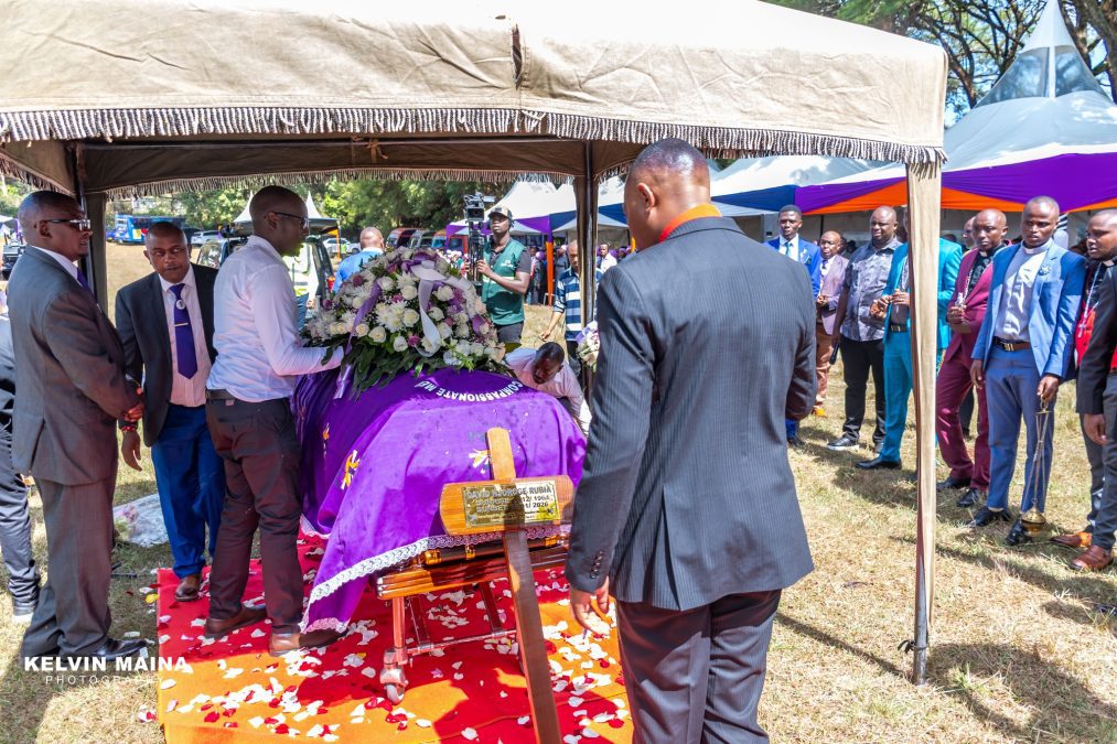 Bishop Kiengei leads the burial service of JCM Church member Njoroge Rubia. PHOTO/https://www.facebook.com/muthee.wawatoria