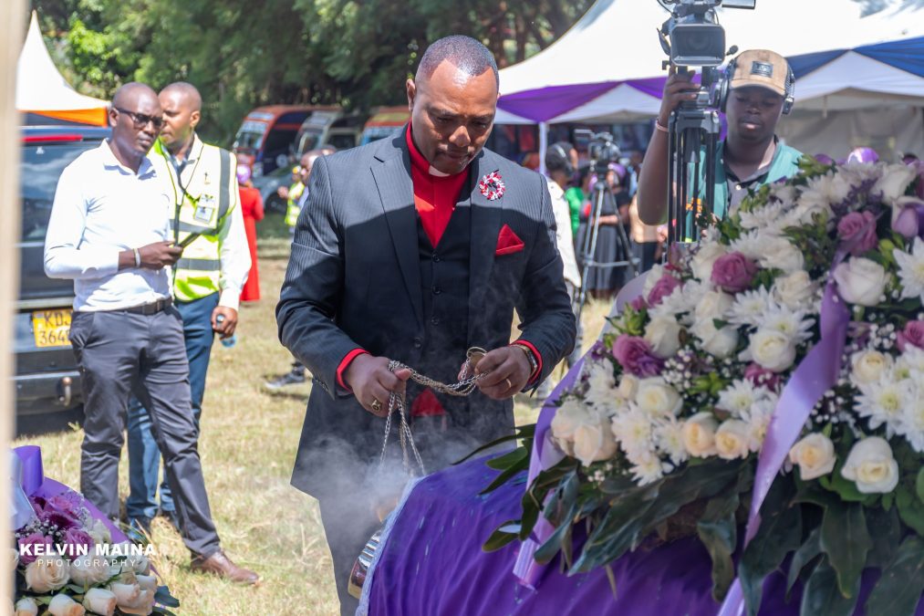 Bishop Kiengei leads the burial service of JCM Church member Njoroge Rubia. PHOTO/https://www.facebook.com/muthee.wawatoria