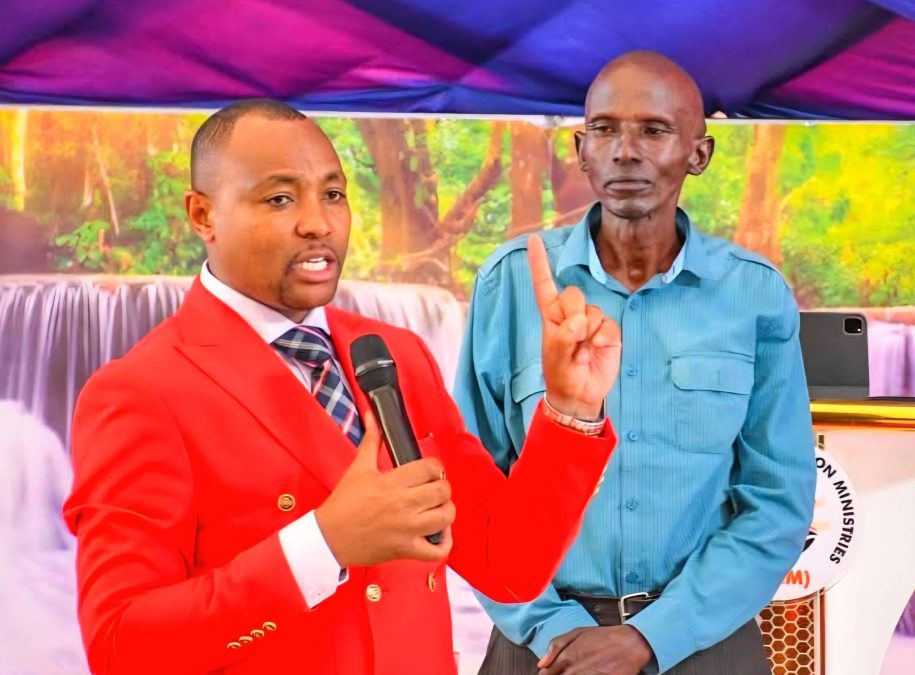 JCM Church member Njoroge poses behind Bishop Ben Kiengei during a past event. PHOTO/https://www.facebook.com/MinyonyoMaster