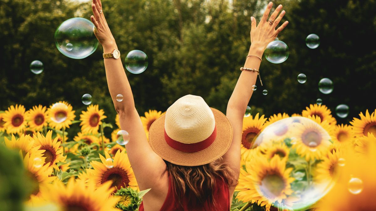 Woman's pic taken from behind. PHOTO/Pexels