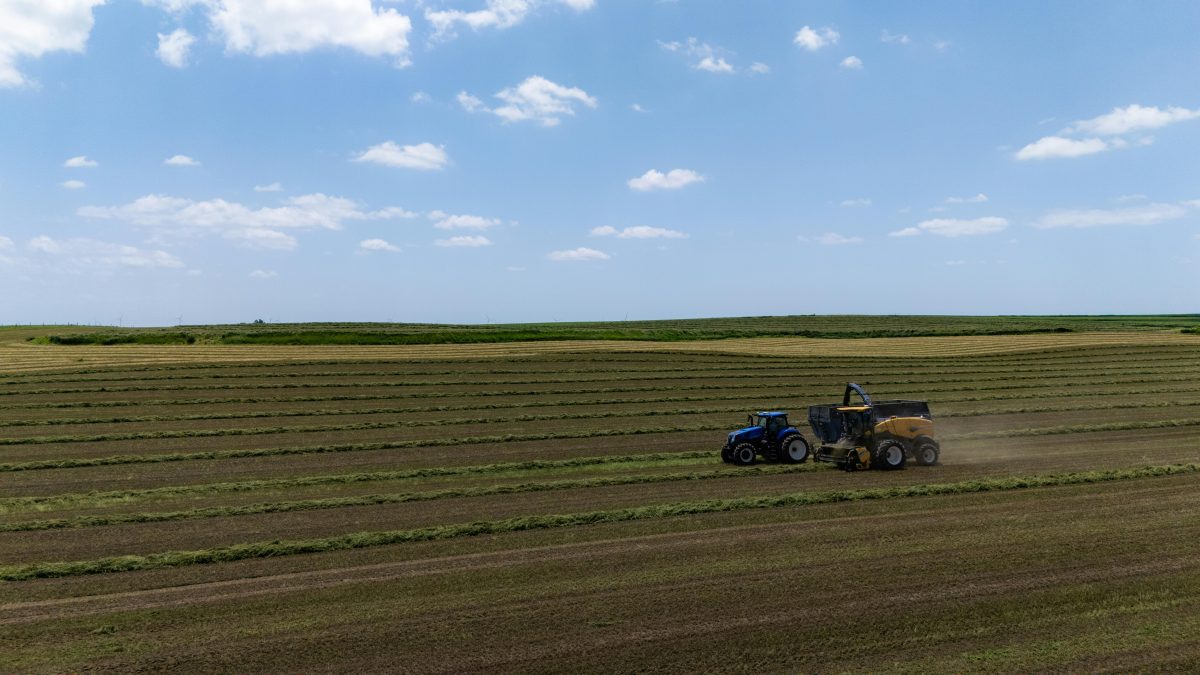 Tractors harvesting in a vast open farm field. Image used for illustration purposes. PHOTO/Pexels
