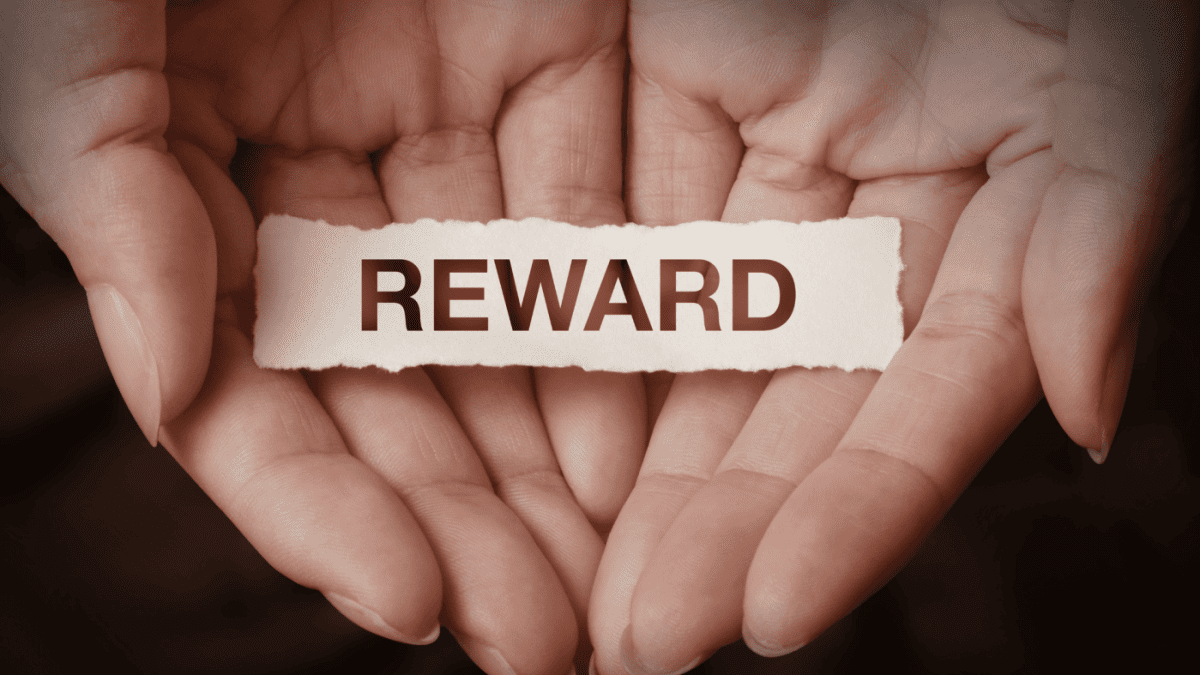 A palm with a pieace of people written reward. PHOTO/Pexels