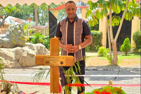Bishop Kiengei visit Raila’s grave at Kang’o ka Jaramogi