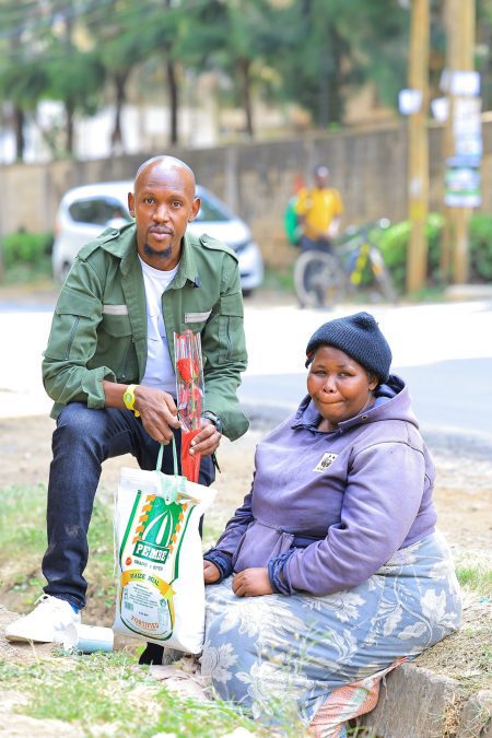 Geoffrey Mosiria gifts Mama fuas with unga. PHOTO/https://www.facebook.com/kiongozi.mosiriake