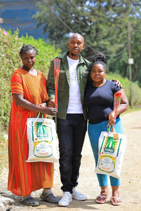 Geoffrey Mosiria gifts Mama fuas with unga. PHOTO/https://www.facebook.com/kiongozi.mosiriake