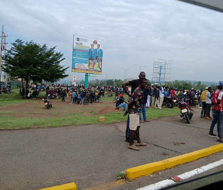 Crowd at Kisumu International Airport. PHOTO/@Honcalebamisi/X

