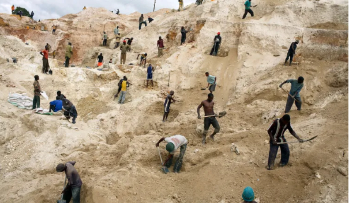 Hundreds feared dead after mine collapses