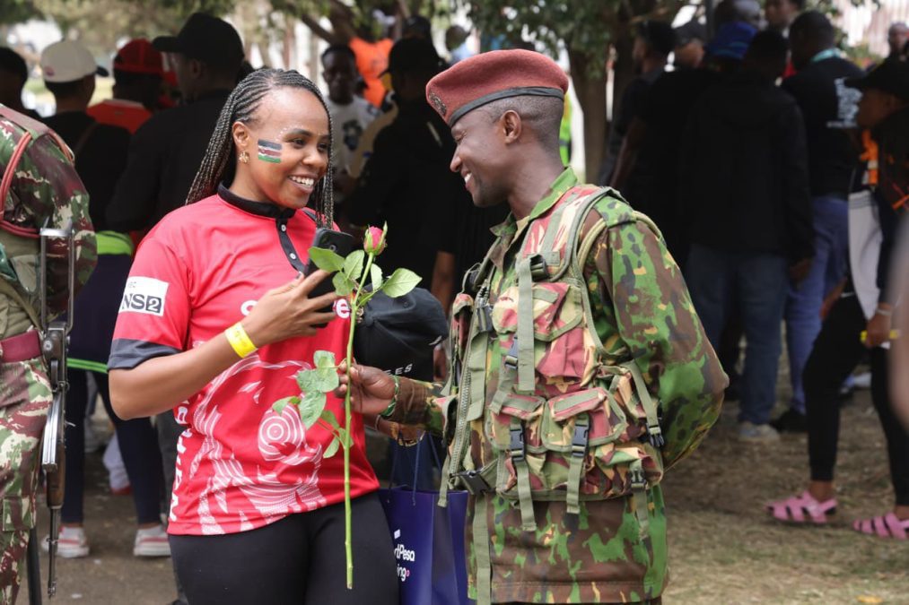 A Kenyan receives a flower from a police officer during Valentine’s Day celebrations. PHOTO/@PoliceKE/X