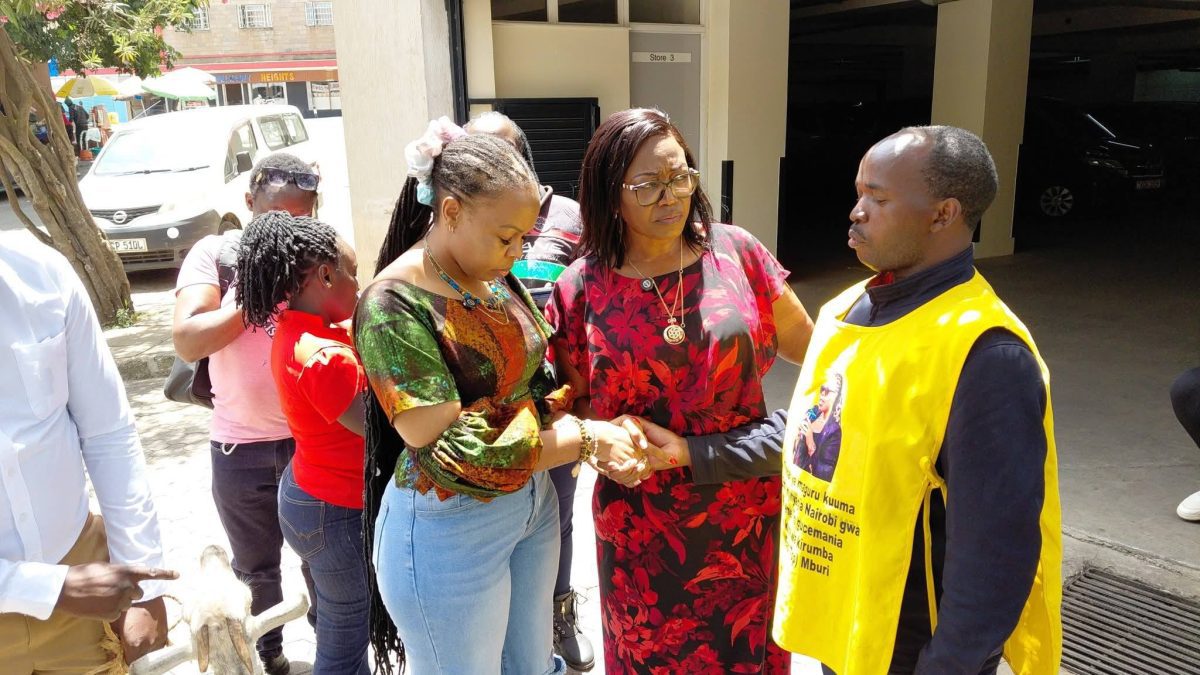 Pastor Charles Muriithi poses with Muthoni Babytop and other of the media personality's fans after he delivered a goat to her. PHOTO/https://www.facebook.com/profile.php?id=100064041073108