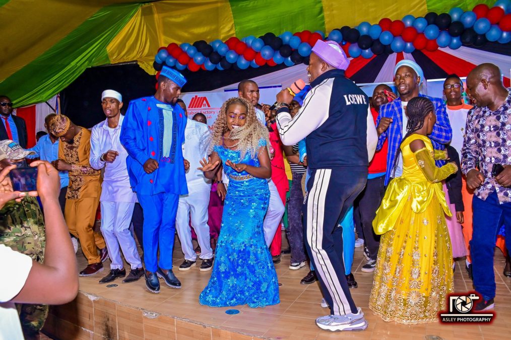 Cukura, his wife Keziah, Karangu Muraya and other guests dancing at his event. PHOTO/https://www.facebook.com/profile.php?id=100077172565273