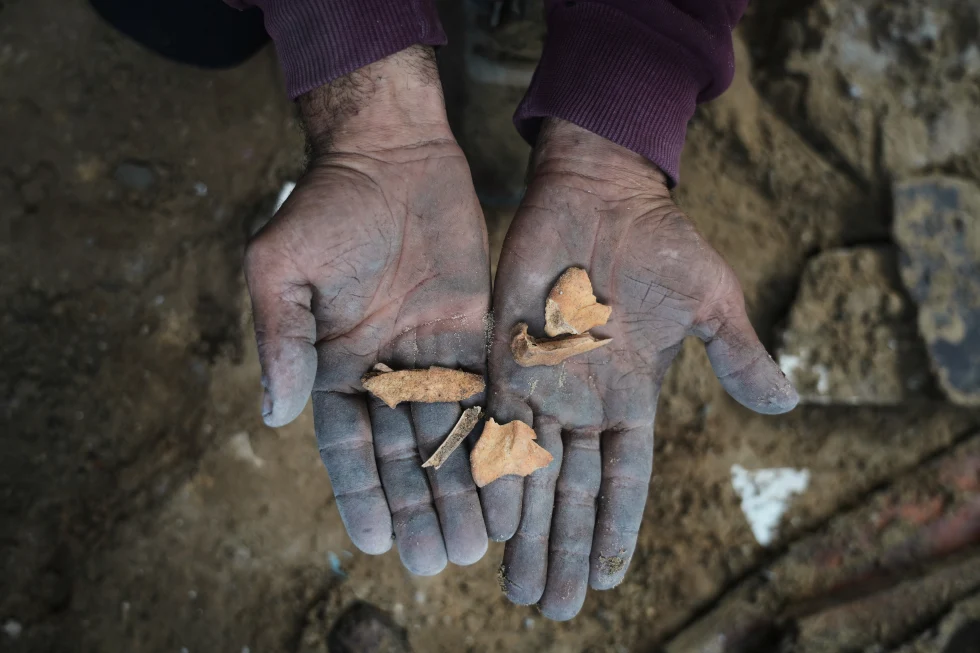 Man holds tiny bones in Gaza. PHOTO/@sammymagdy/X