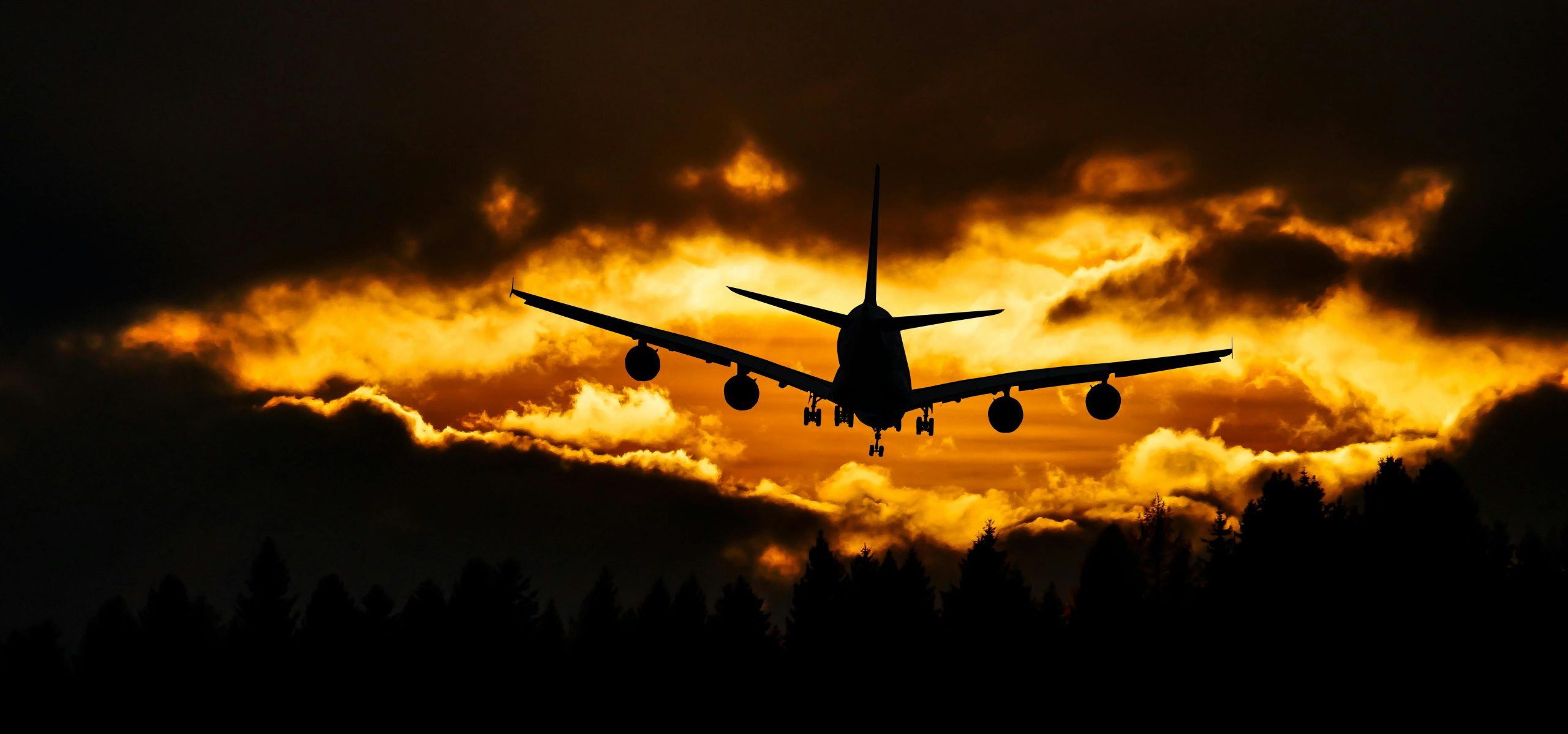 At least 20 killed after military plane carrying banknotes crashes