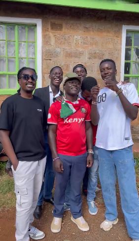 Willie Oeba and Allans Ademba with youth who turned up to register as voters and support Niko Kadi initiative. PHOTO/
@WillieOeba