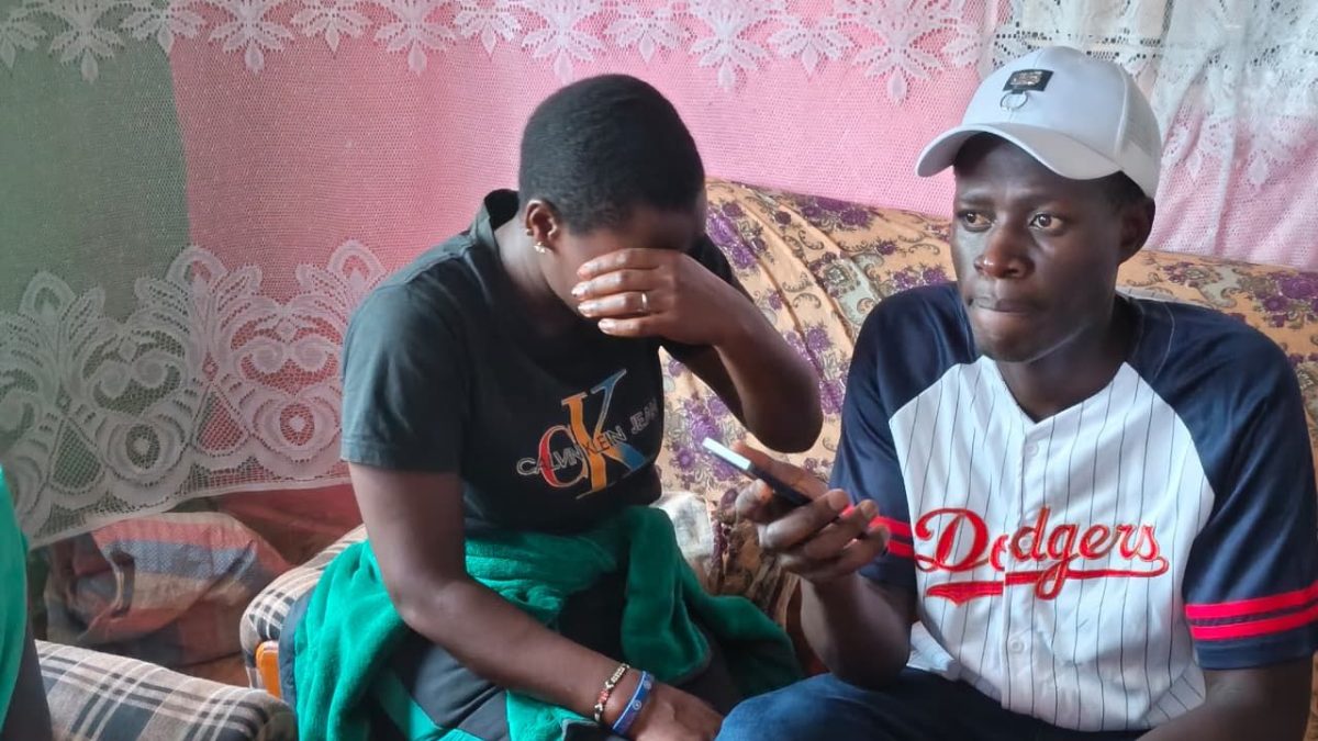 Van Quiz’s wife Felisters Bosire sobs as Gusii Benga singer Vickytam Embande consoles her. PHOTO/https://www.facebook.com/vickytam.embande