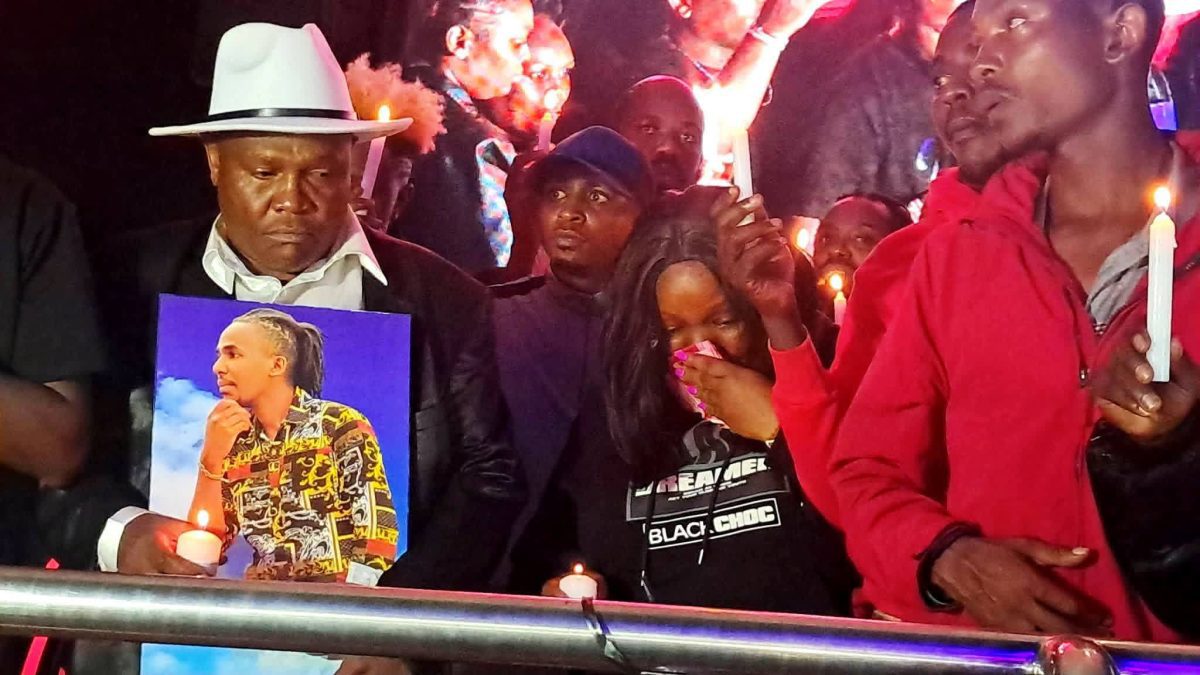 Family and friends attending the burial of Mike Rua’s son. PHOTOS/https://web.facebook.com/Mikeruamugithi