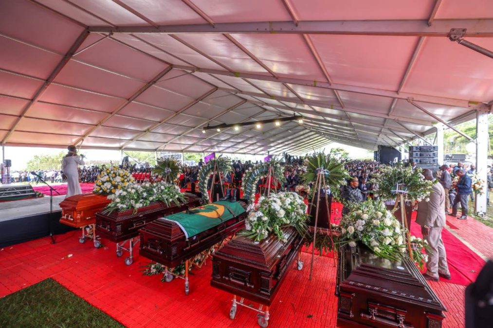 The burial service of the victims of the chopper crash that claimed the lives of 6 people, including Johana Ng’eno. PHOTO/ https://www.facebook.com/KithureKindiki