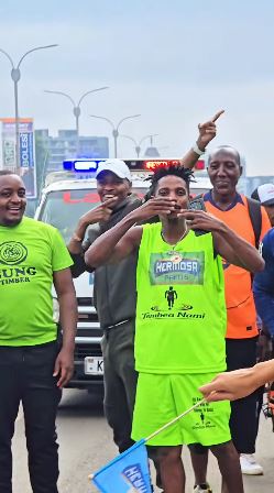 A screengrab image by K24 Digital showing Erick Omondi flanked by a sizeable crowd as he embarks on walk from Nairobi to Busia. PHOTO/ https://www.facebook.com/profile.php?id=100044317755329