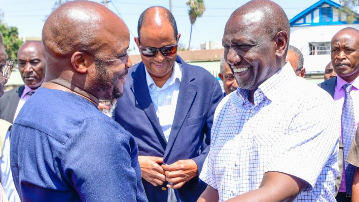 President William Ruto and Langata MP Phelix Odiwuor. PHOTO/https://www.facebook.com/MzeeJalangoMwenyewe