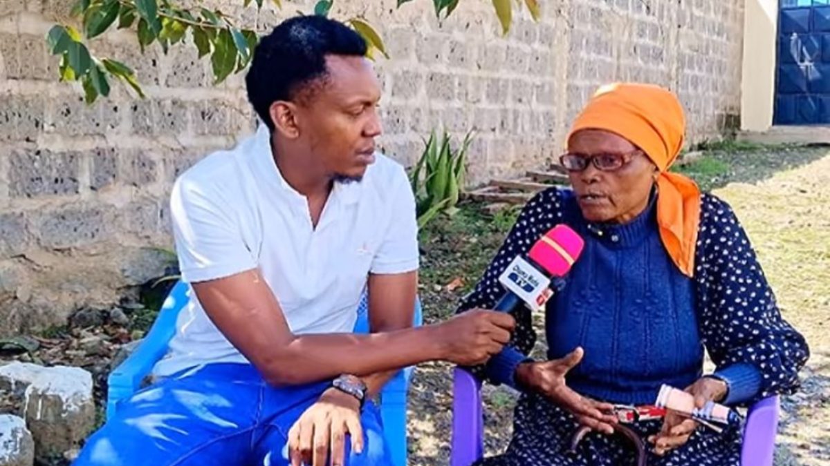 Chuma Moto speaking with gospel singer Jane Muthoni's mum. PHOTO/Screengrab by K24 Digital of TikTok video by @chumamototv.